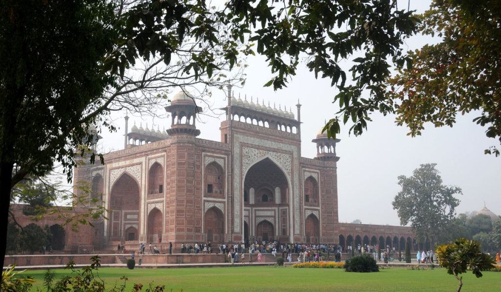 How to Avoid Long Queues at the Taj Mahal: Complete Visitor Guide (2026)