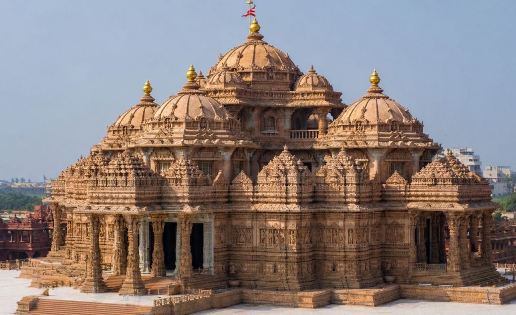 Delhi Temple Tour by Car vs Metro: Which Is Better?