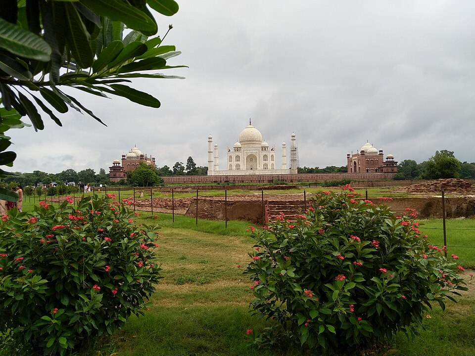 Panoramic view of the Taj Mahal across the Yamuna River from Mehtab Bagh